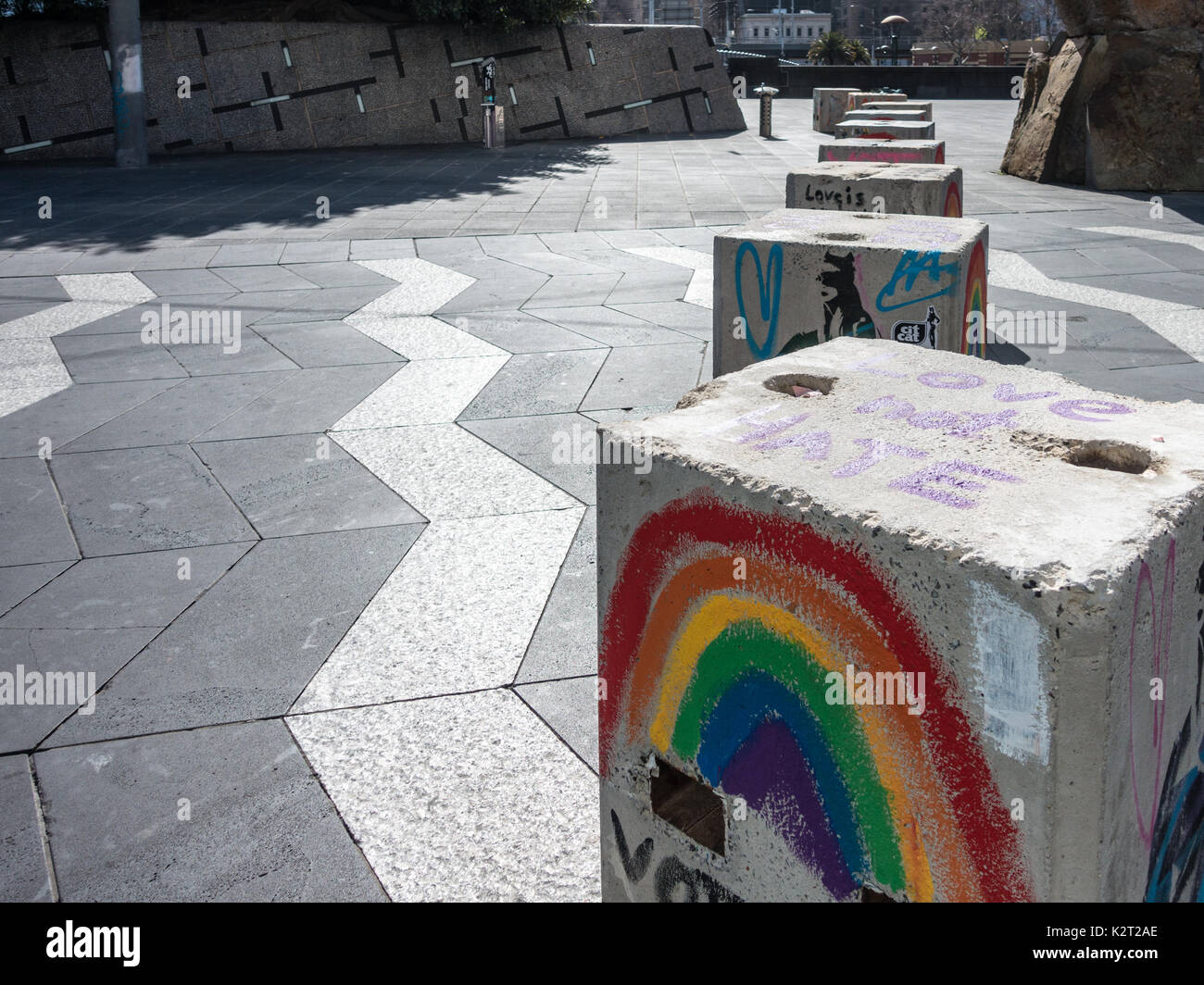 Anti Terrorismus Poller mit gleichgeschlechtlichen Ehe Nachrichten in South Bank, Melbourne, Australien eingerichtet Stockfoto
