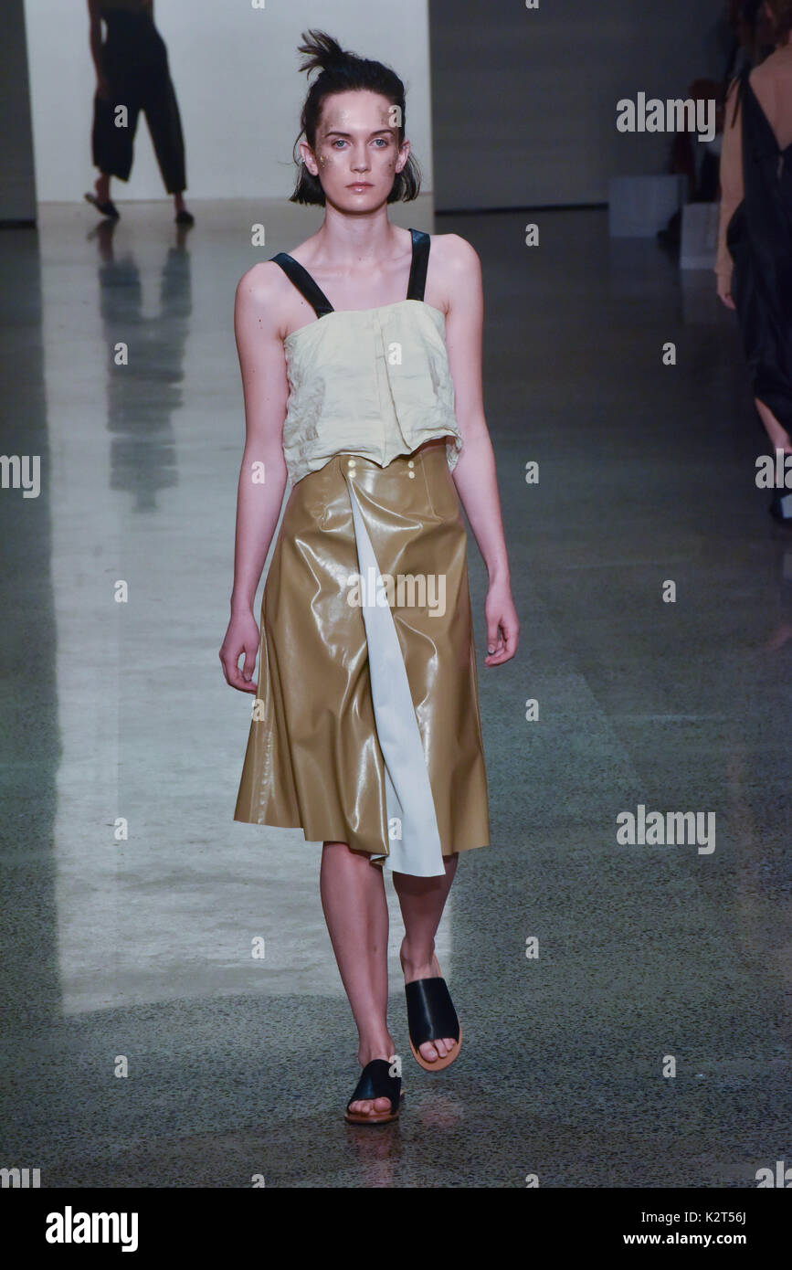 Auckland, Neuseeland. 31 Aug, 2017. Ein Modell trägt Sammlung von Gienipha MIromoda Tutaki während der Start- und Landebahn am Neuseeland Fashion Week 2017 am 31.August 2017 in Auckland, Neuseeland. Miromoda bietet indigenen Maori und Pasifika Designer. Miromoda ist eine Kombination von Maori und Italienisch sprachen Miro ist Maori für die traditionelle Weberei begriff Fasern, Garn, Moda ist das italienische Wort für Mode. Credit: Shirley Kwok/Pacific Press/Alamy leben Nachrichten Stockfoto