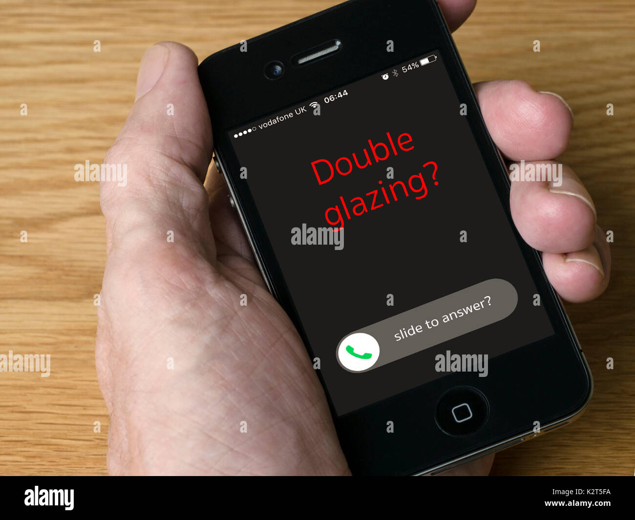 Konzept Bild - Eingehende Doppelverglasung Verkäufer belästigenden Anruf auf dem iPhone Handy Display Stockfoto