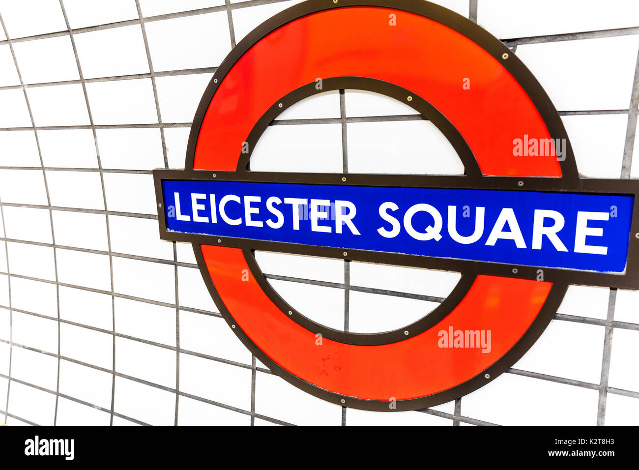 Londoner U-Zeichen, die Londoner U-Bahn Leicester Square, Leicester Square U-Bahnhof, U-Bahn-Station Leicester Square Stockfoto