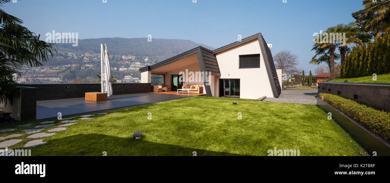 Moderne Villa mit Blick auf die äußere Szene Stockfoto