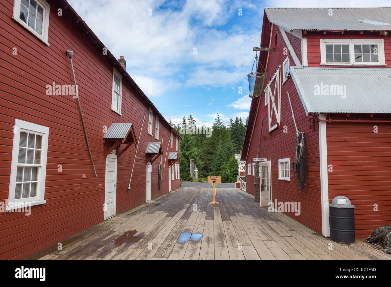 Icy Strait Point, Hoonah, Alaska, USA - Juli 31th, 2017: Das Lager und die Cannery Museum. Stockfoto