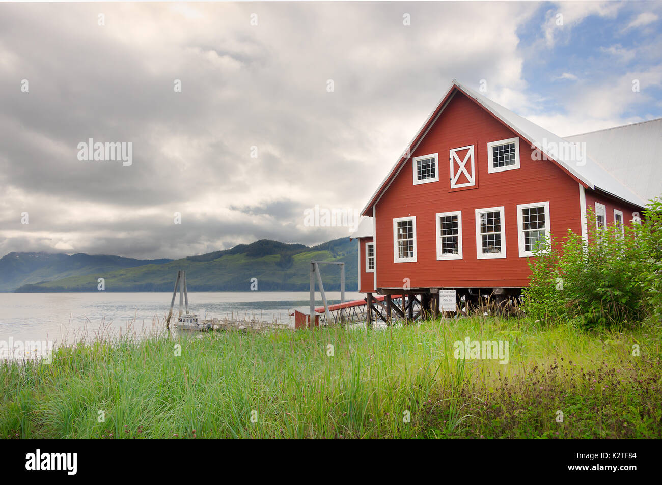 Icy Strait Point, Hoonah, Alaska, USA - Juli 31th, 2017: Der Fisch Haus und Café auf einer hölzernen Plattform. Stockfoto