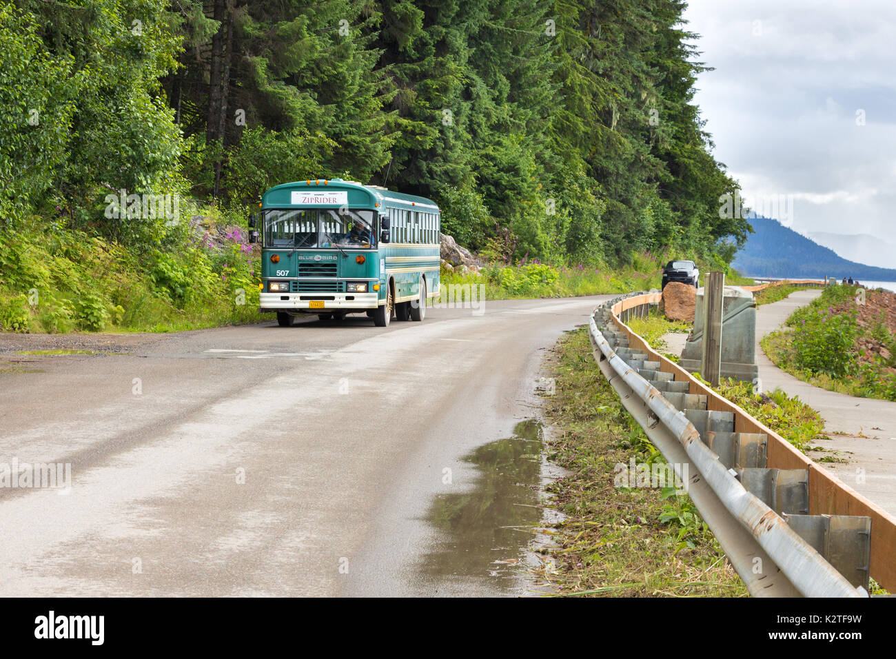 Icy Strait Point, Hoonah, Alaska, USA - Juli 31th, 2017: Ein lokaler Shuttle-Bus-Service die Berge, wo beginnt die Icy Strait Point ZipRider zu erhalten. Stockfoto