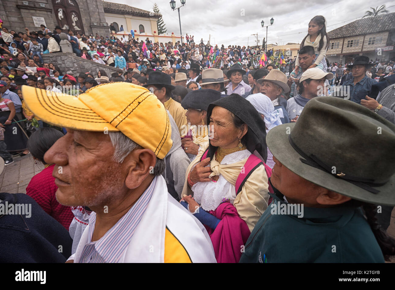 April 14, 2017 Cotacachi, Ecuador: Indigene kechwa Masse am Ostern Prozession wathing der Reenacting der Kreuzigung Stockfoto