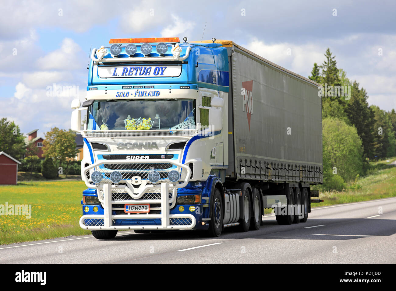 SALO, Finnland - 11. JUNI 2017: Maßgeschneiderte super Scania R 500 Pokemon von L. Retva Oy Auflieger Hols waren entlang der Autobahn an einem sonnigen Tag im Sommer. Stockfoto