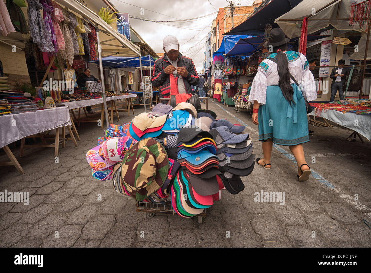 April 29, 2017, Otavalo, Ecuador: mobile Anbieter verkaufen Hüte von einer Karre in der Markt am Samstag Stockfoto