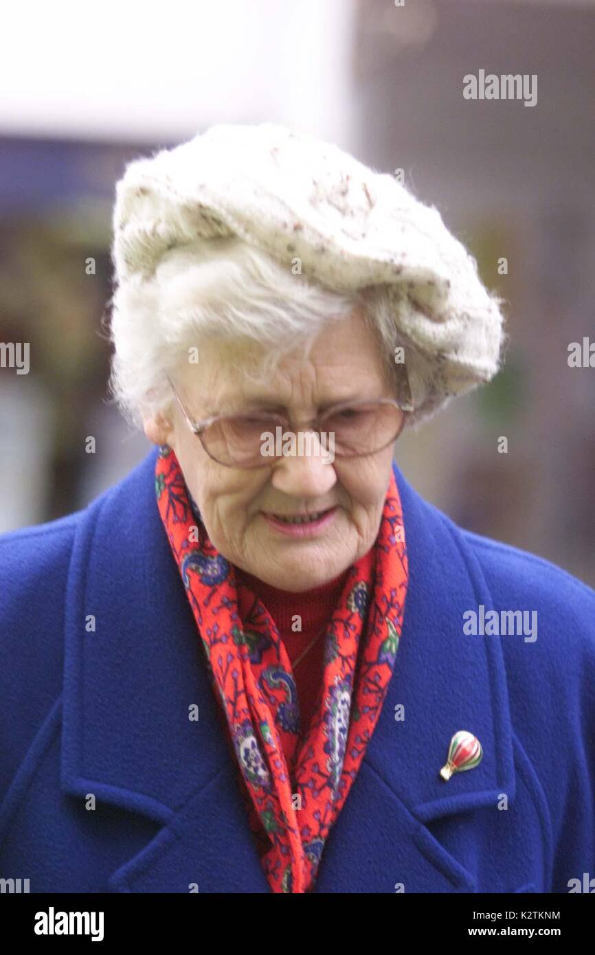 SARAH PAYNE MORDVERSUCH - JURY - 11/12/01. ROY WITTLING'S MUTTER PAMELA GRÜN KOMMT IN LEWES CROWN COURT ZU WARTEN, BIS DAS URTEIL DER JURY. Sarah Evelyn Isobel Payne (13. Oktober 1991 und 1. Juli 2000) Die 8-jährige Schülerin, war das Opfer eines hochrangigen Entführung und Mord in England im Juli 2000. Die anschließende Untersuchung wurde ein prominenter Fall im Vereinigten Königreich. Ihr Mörder, Roy Wittling, wurde im Dezember 2001 zu lebenslanger Haft verurteilt Stockfoto