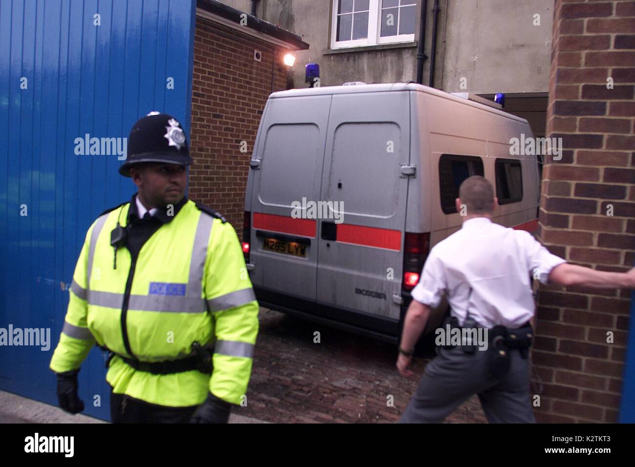 SARAH PAYNE MORDVERSUCH - JURY - ROY WITTLING KOMMT IN LEWES CROWN COURT HEUTE MORGEN FÜR DIE JURY ZU WARTEN. 11/12/01. Sarah Evelyn Isobel Payne (13. Oktober 1991 und 1. Juli 2000) Die 8-jährige Schülerin, war das Opfer eines hochrangigen Entführung und Mord in England im Juli 2000. Die anschließende Untersuchung wurde ein prominenter Fall im Vereinigten Königreich. Ihr Mörder, Roy Wittling, wurde im Dezember 2001 zu lebenslanger Haft verurteilt Stockfoto