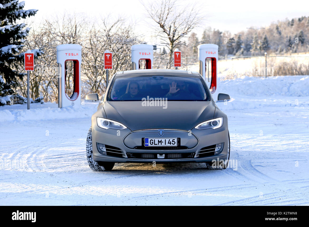 PAIMIO, FINNLAND - Januar 17, 2016: Tesla Wellen als Fahrer das Fahrzeug verlässt Tesla Kompressor Station nach dem Aufladen des Akkus Ihrer Tesla Model S Stockfoto