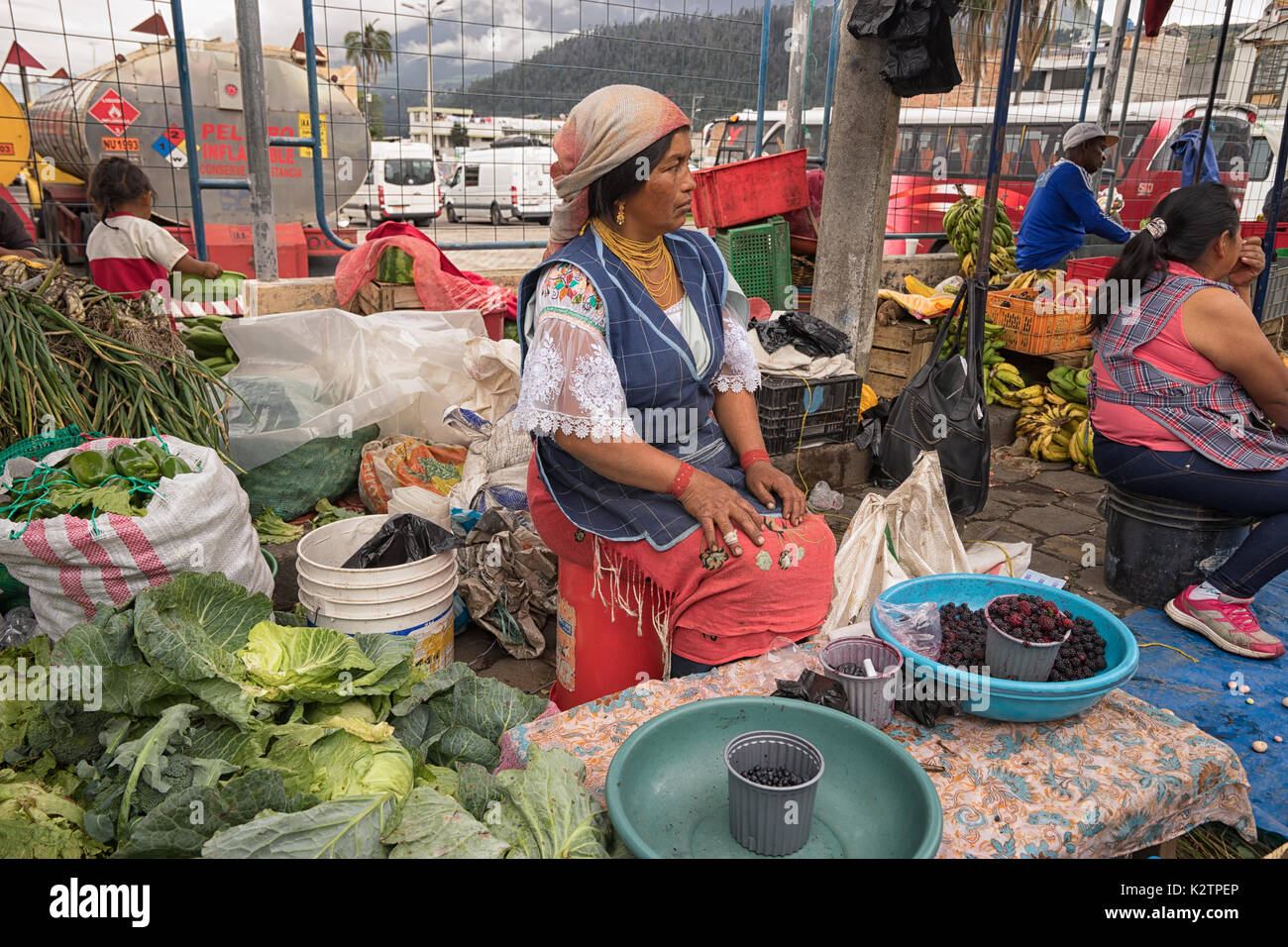 Mai 6, 2017 Otavalo, Ecuador: produzieren Anbieter auf dem Markt am Samstag Verkauf von der Straße Stockfoto