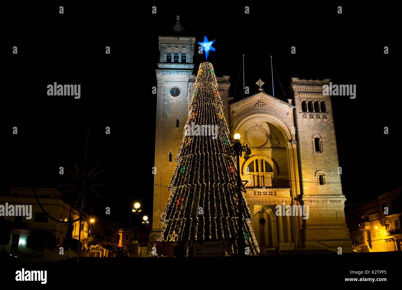 Ein stiller Tag des Neuen Jahres Nacht im kleinen Dorf von Birzebbuga, Malta, nach dem Ende der Weihnachtsfeier, durch einen riesigen Weihnachtsbaum dekoriert. Stockfoto