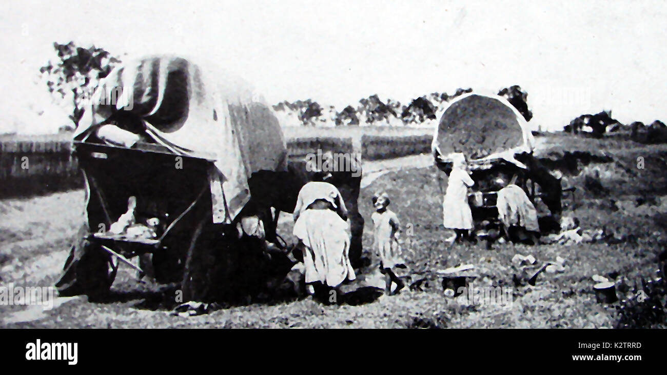 1940er Jahre - ein Zigeuner Familie und ihre Wagen in der ehemaligen Böhmen (später Teil der Tschechoslowakei) Stockfoto