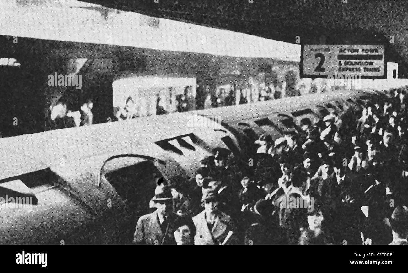 Bahn Passagiere verlassen ein Zug am Bahnhof Acton (UK) in den 1940er Jahren Stockfoto