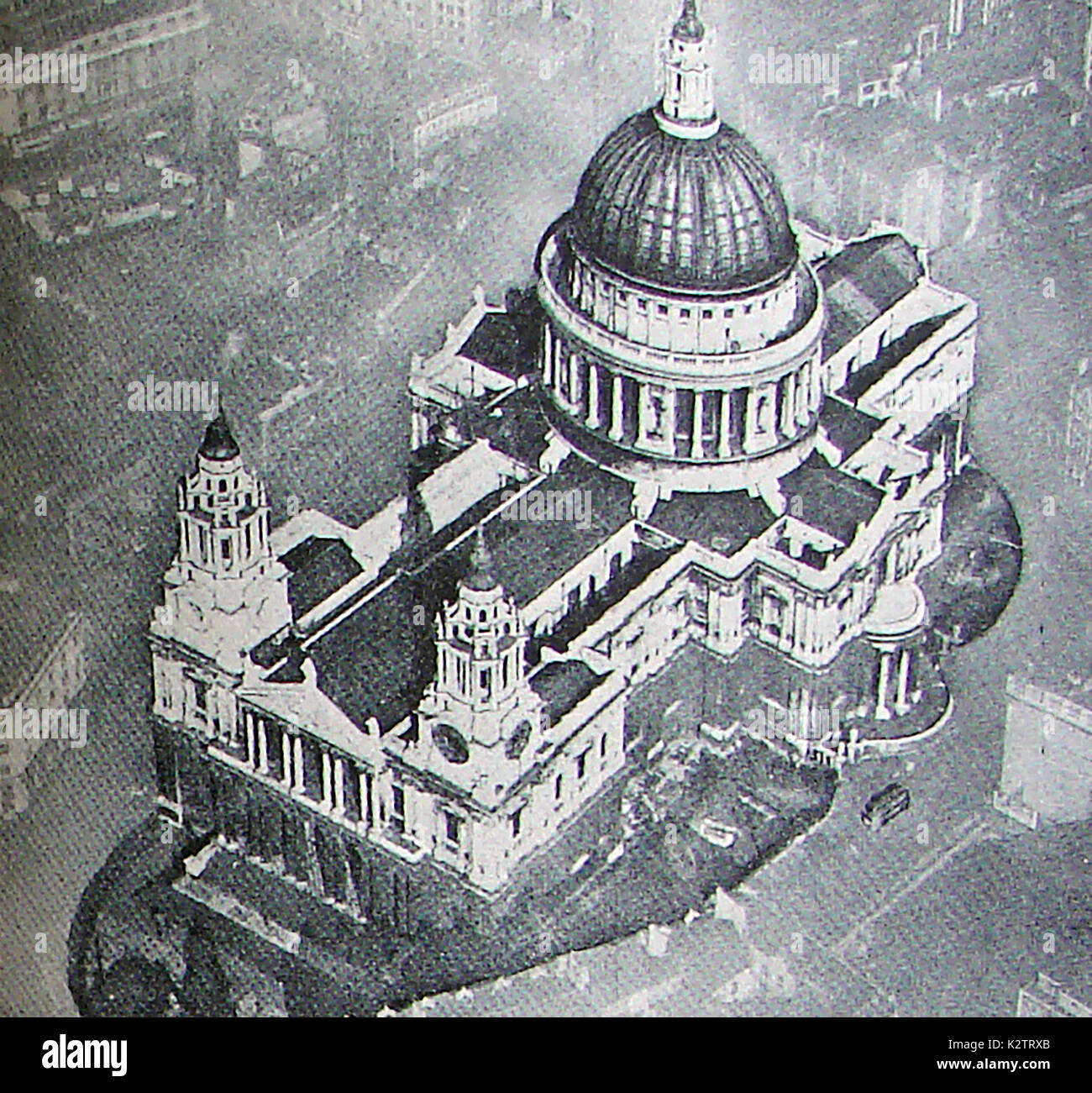 Ein altes Buch zeigt einen Ausschnitt Blick auf die St. Paul's Cathedral, London aus der Luft über die neue Technologie von Luftaufnahmen Stockfoto