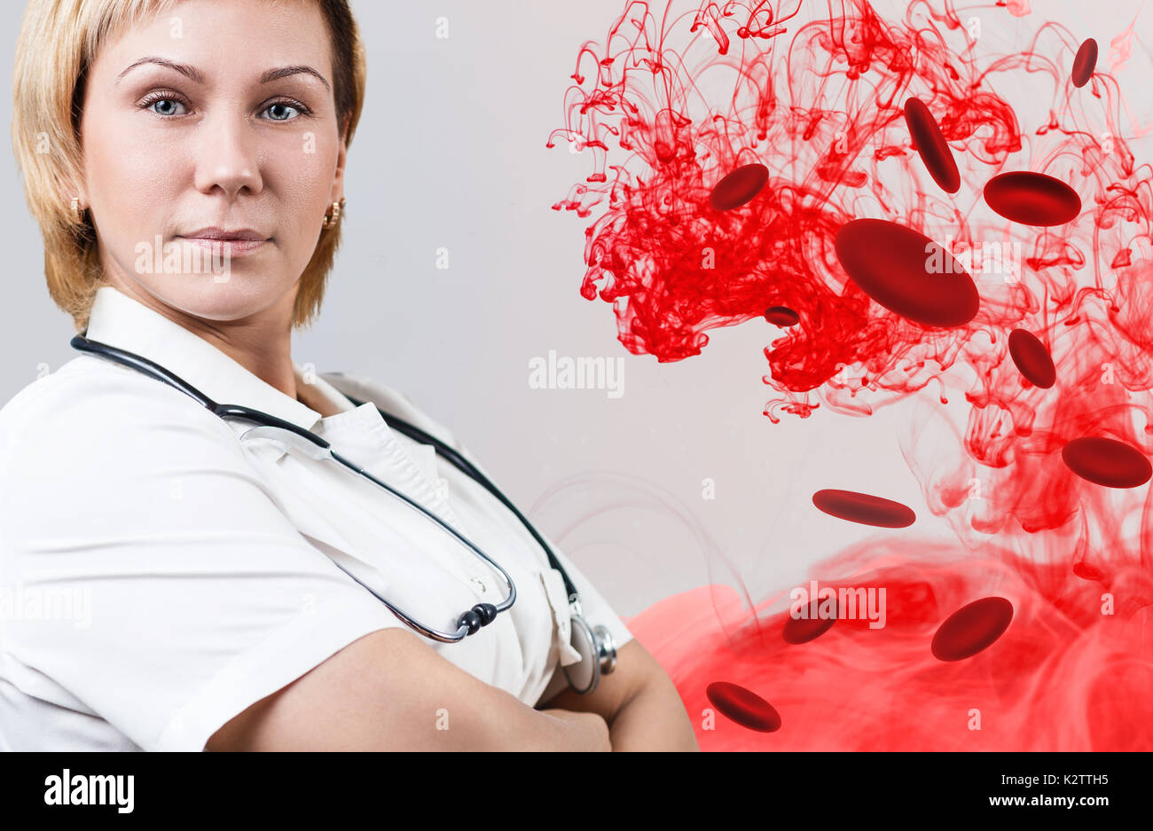 Frau Doktor mit Erythrozyten im Blut. Stockfoto