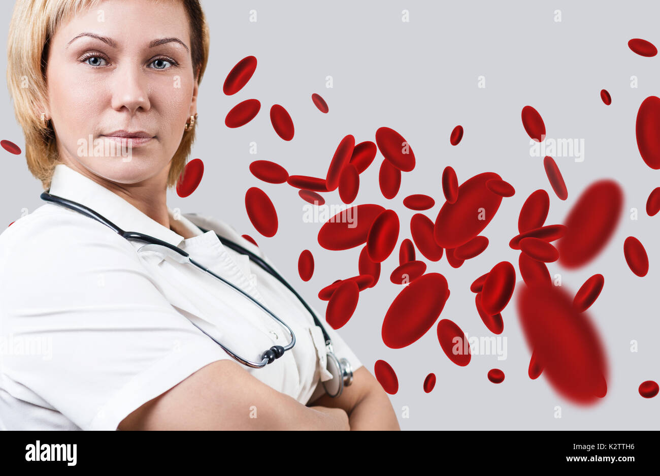 Frau Doktor mit Erythrozyten im Blut. Stockfoto