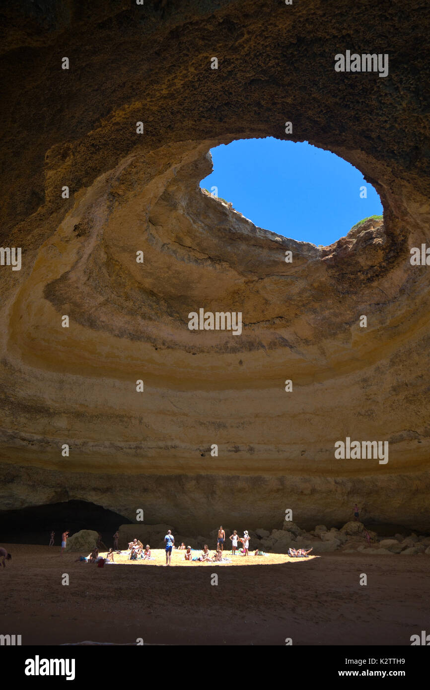 Benagil Höhle Boot Tour. Berühmte Sehenswürdigkeiten der Algarve Stockfoto