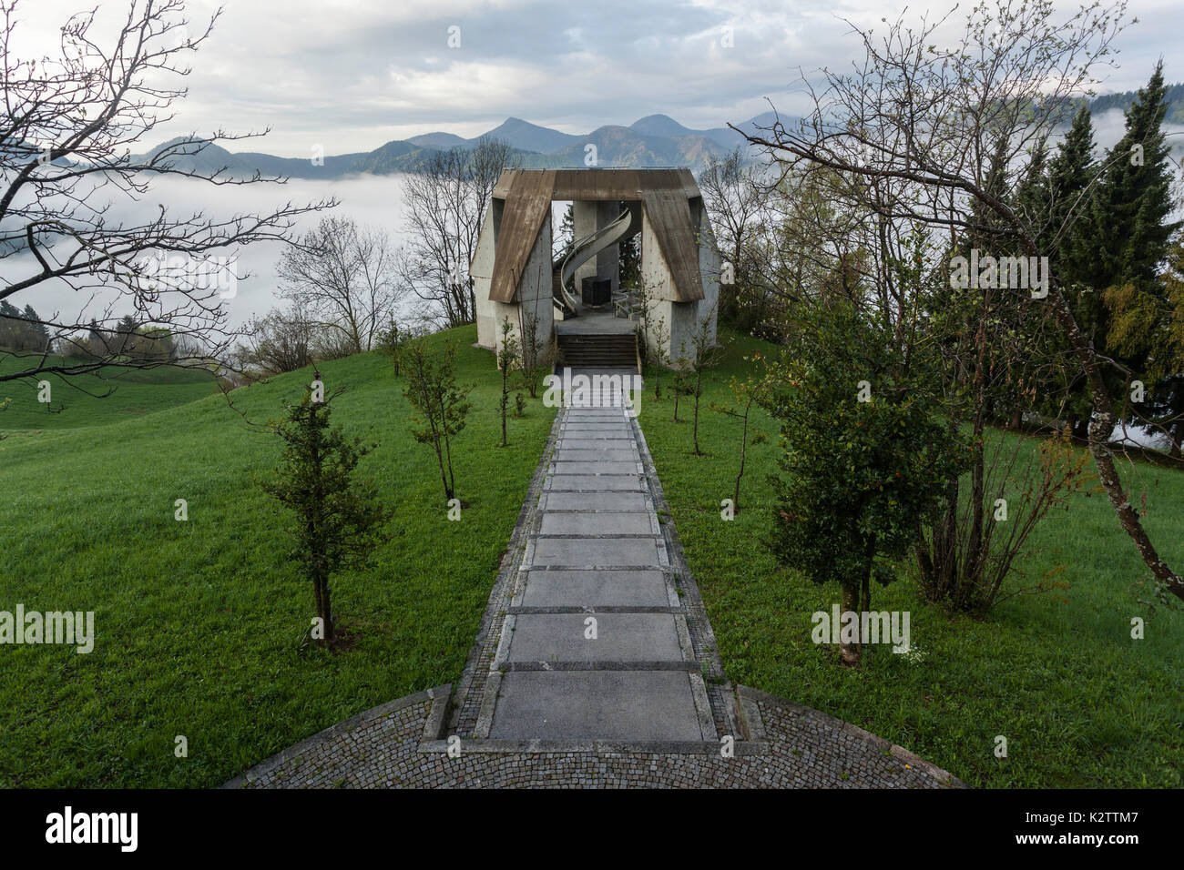Partisan Denkmal im Dorf Drazgose ist einer der wichtigsten slowenischen Denkmäler aus dem zweiten Weltkrieg. Stockfoto