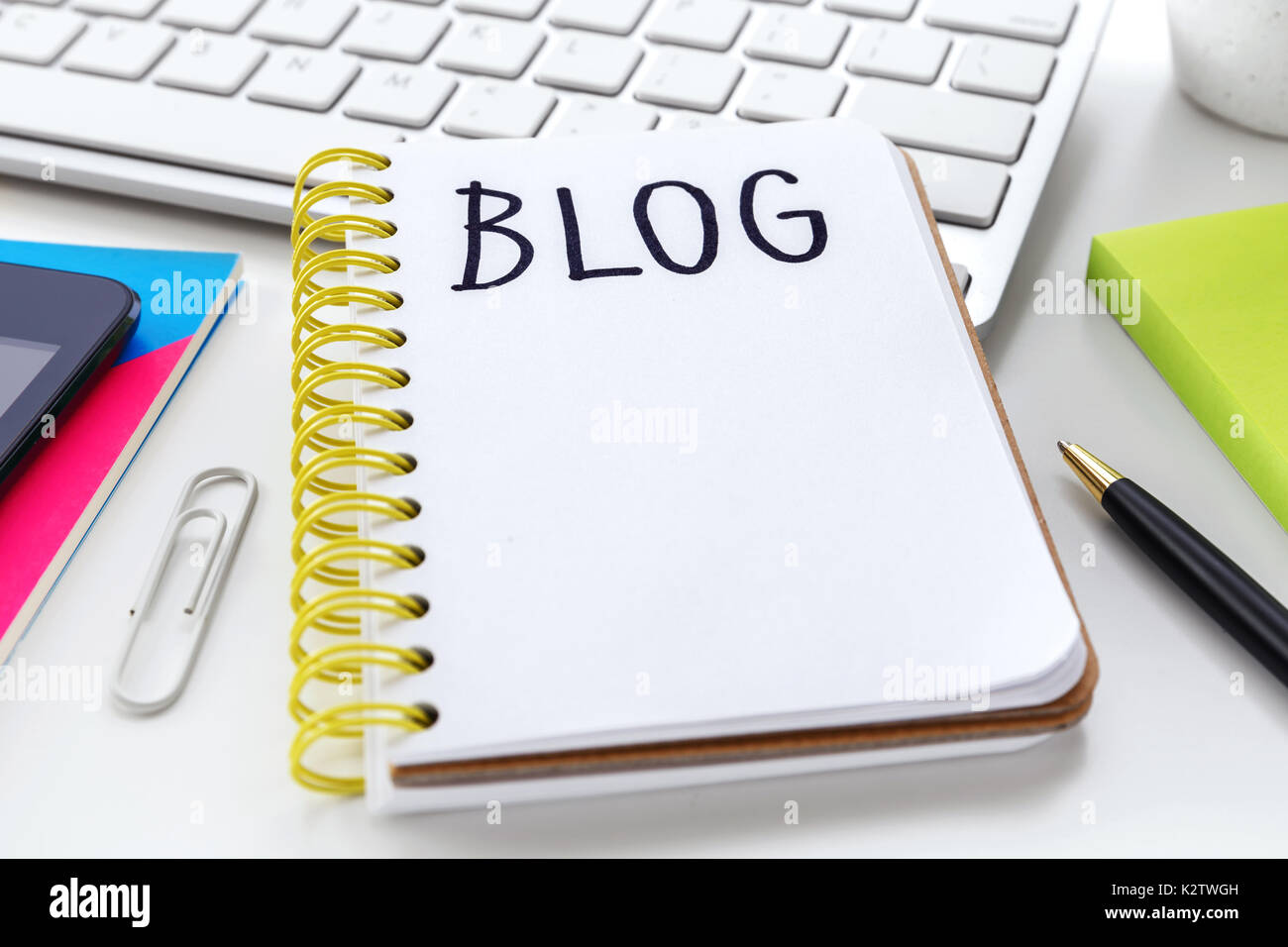 Blog Wort auf Notebook auf Weiß computer Schreibtisch mit Stift Stockfoto