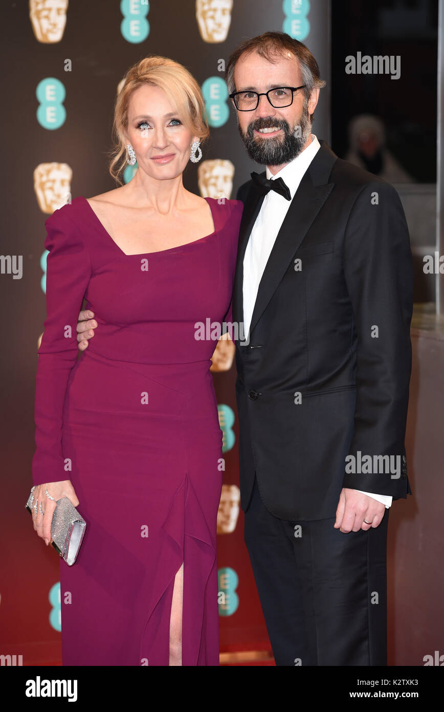 Foto muss Gutgeschrieben © Alpha Presse 079965 12.02.2017, JK Rowling und Mann Neil Murray EE Bafta British Academy Film Awards 2017 in der Royal Albert Hall in London Stockfoto