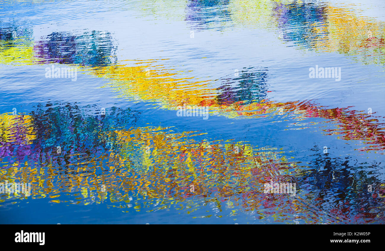 Wellige Wasseroberfläche mit hellen Reflexionen, abstrakten Hintergrund Foto Textur Stockfoto