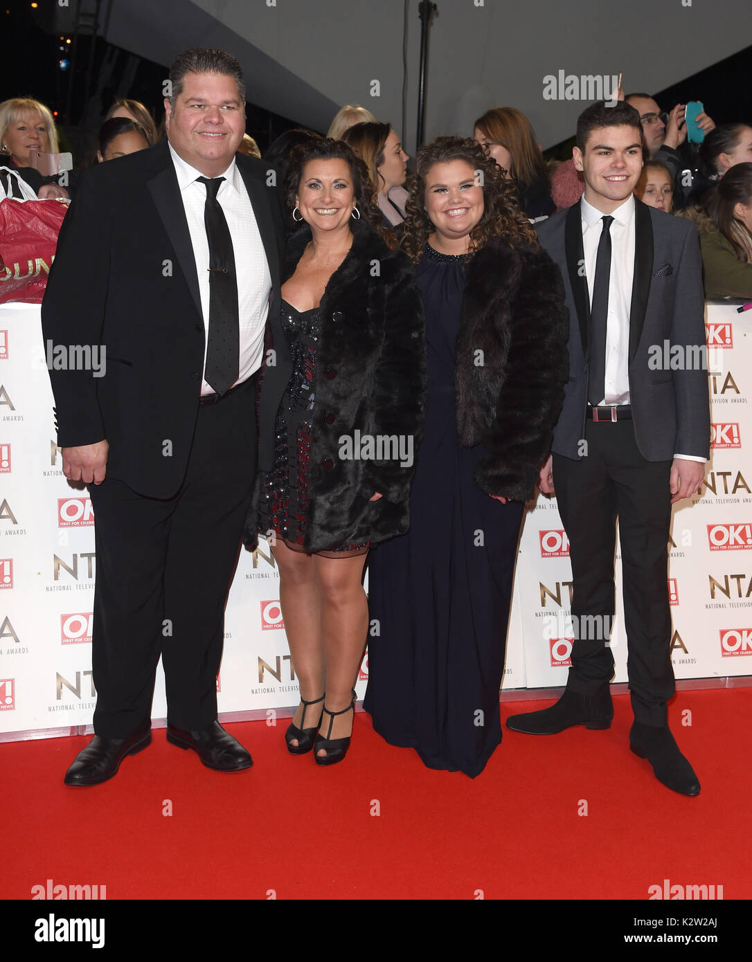 Foto muss Gutgeschrieben © Alpha Presse 079965 25/01/2017 Gogglebox's Tapper Familie, Jonathan, Amy, Nikki und Josh Tapper National Television TV Awards NTAs 2017 in der O2 London Stockfoto