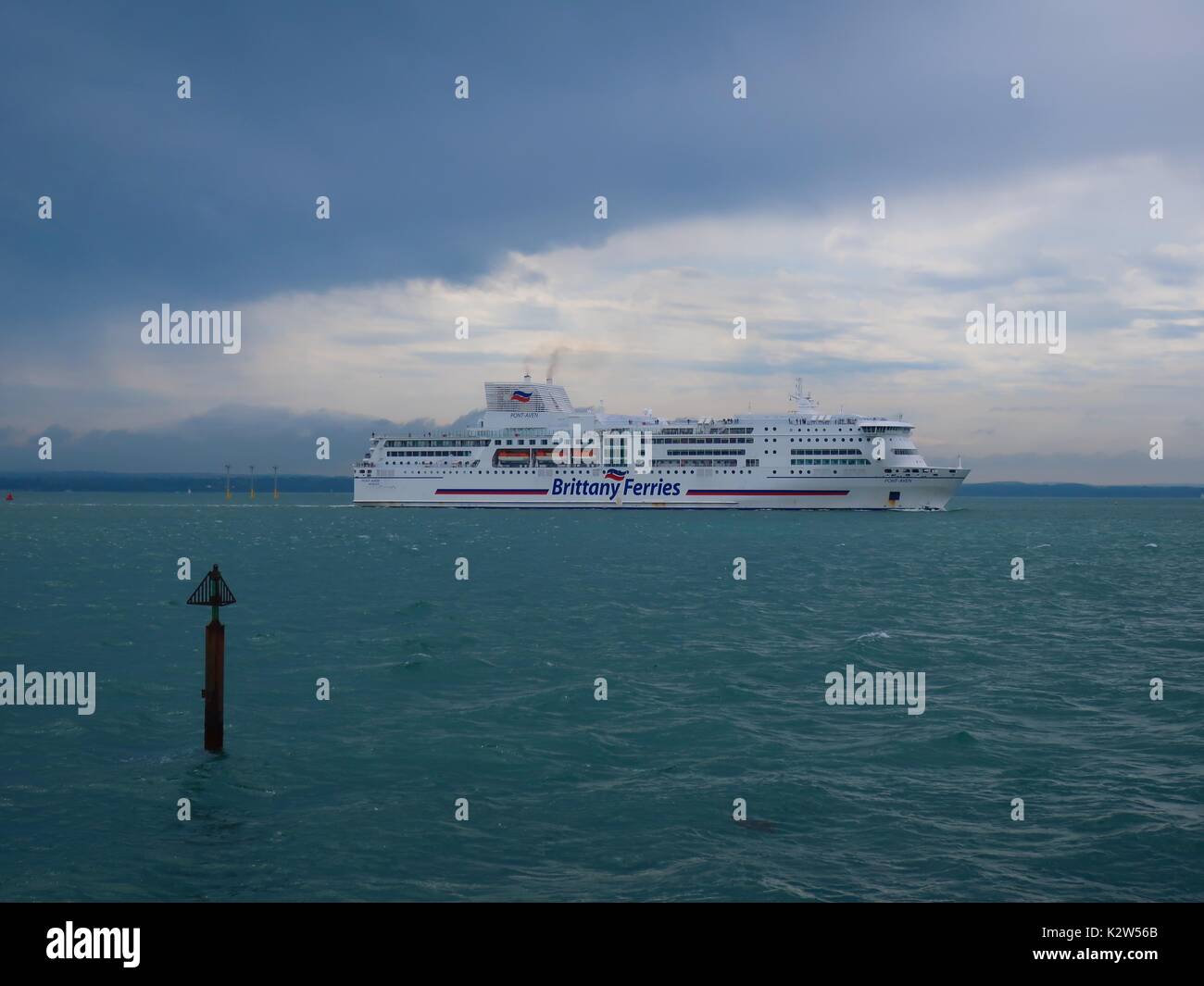 Brittany Ferries Schiff der Pont-Aven von Southsea gesehen, auf dem Solent nähern Dock in Portsmouth Hafen. Hampshire, UK. Stockfoto