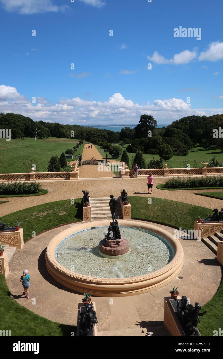 Besucher bewundern die Garten und Brunnen bei Osborne House an einem heißen Sommertag. East Cowes, Isle of Wight GROSSBRITANNIEN Stockfoto