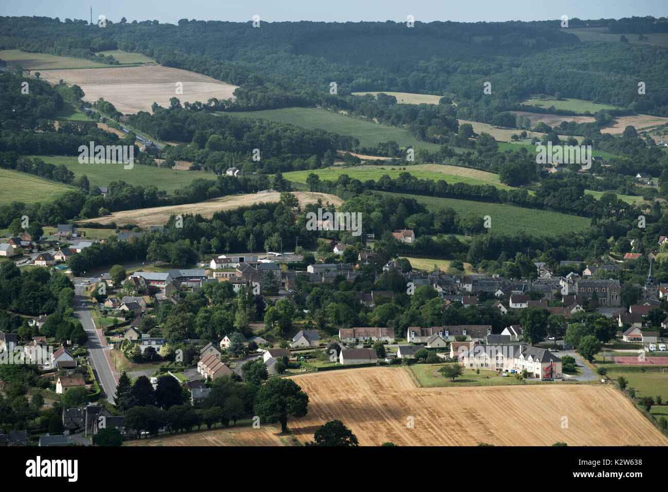 Suisse Normande, Schweizer Normandie oben Clecy Frankreich. August 2017 Paragliding vom Rochers de la Houle oben Clecy und der Fluss Orne in der Nähe von Le Pain d Stockfoto