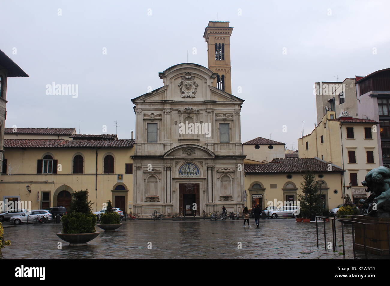 Einen atemberaubenden Blick auf die Kirche von Allerheiligen Kirche, Kirche Ognissanti in Florenz Stockfoto
