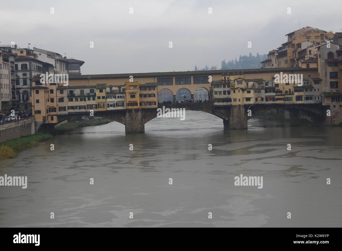 Alte Brücke, mittelalterliche Stein geschlossen - brüstungs Segmentbogen Brücke über den Fluss Arno in Florenz Stockfoto