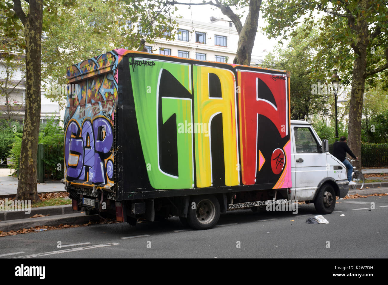 Graffiti an der Seite des Lkw, Paris, Frankreich Stockfoto