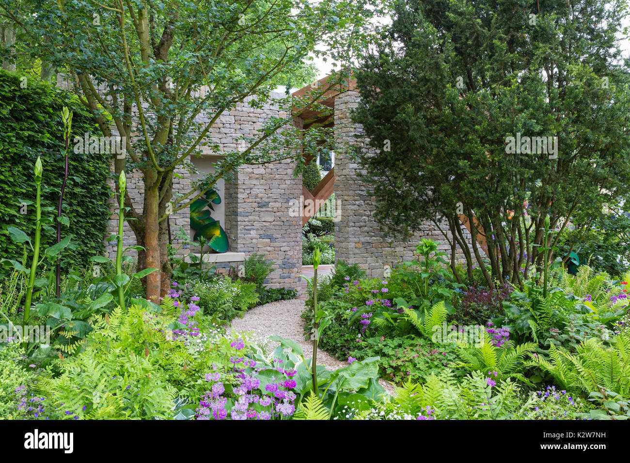 Die Morgan Stanley Garten, Designer Chris Beardshaw. Silber-vergoldete Medaille Sieger. Der Publikumspreis. Skulptur - Craig Schaffer. Stockfoto