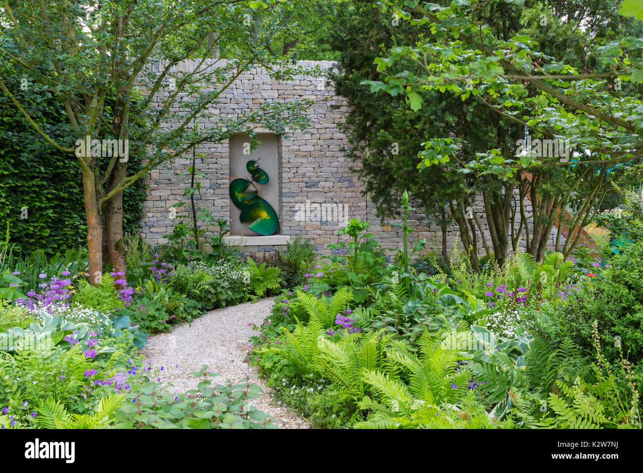 Die Morgan Stanley Garten, Designer Chris Beardshaw. Silber-vergoldete Medaille Sieger. Der Publikumspreis. Skulptur - Craig Schaffer. Stockfoto