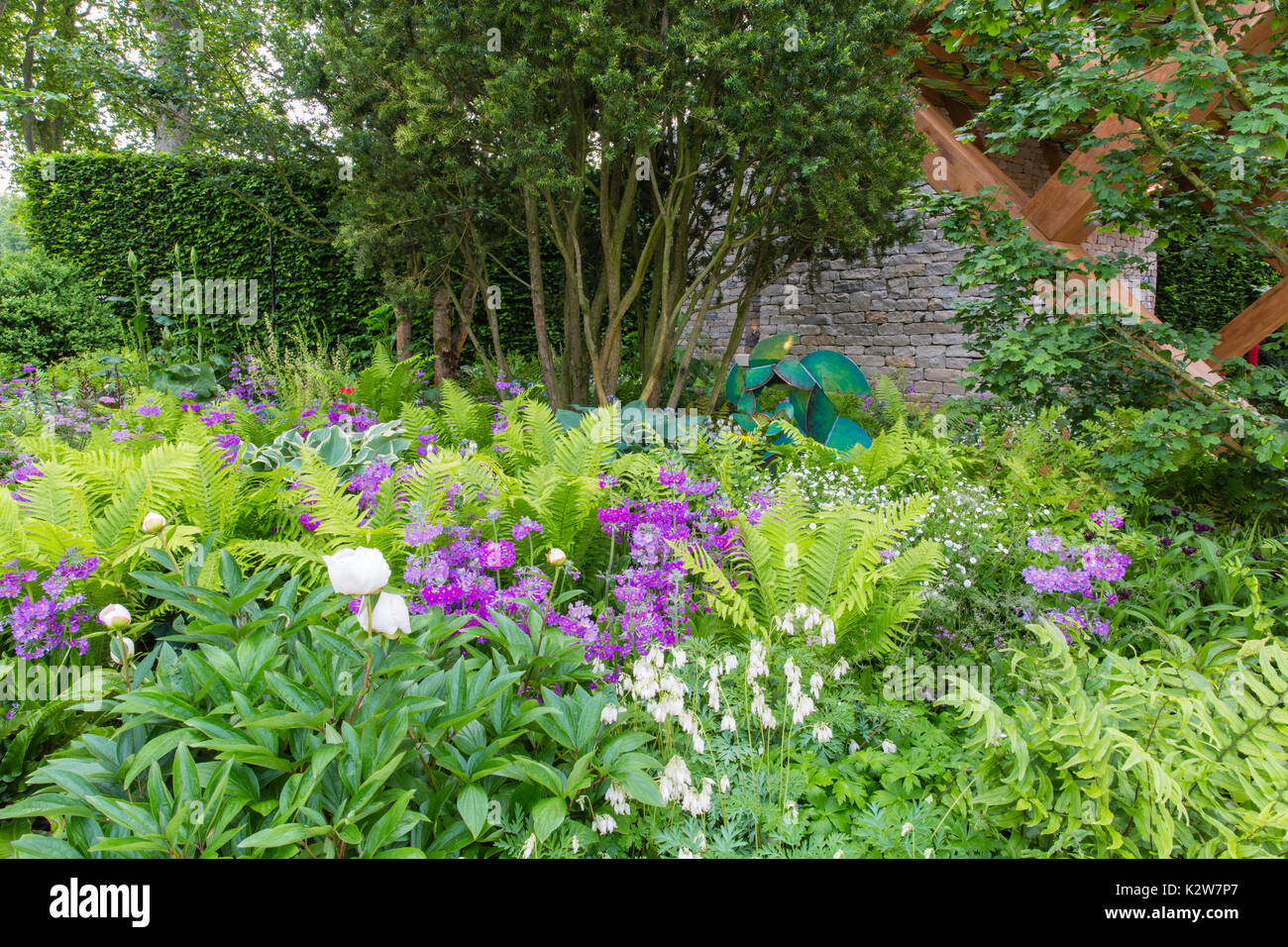 Die Morgan Stanley Garten, Designer Chris Beardshaw. Silber-vergoldete Medaille Sieger. Der Publikumspreis. Skulptur - Craig Schaffer. Stockfoto