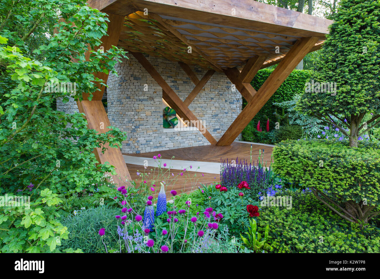 Die Morgan Stanley Garten, Designer Chris Beardshaw. Silber-vergoldete Medaille Sieger. Der Publikumspreis. Skulptur - Craig Schaffer. Stockfoto