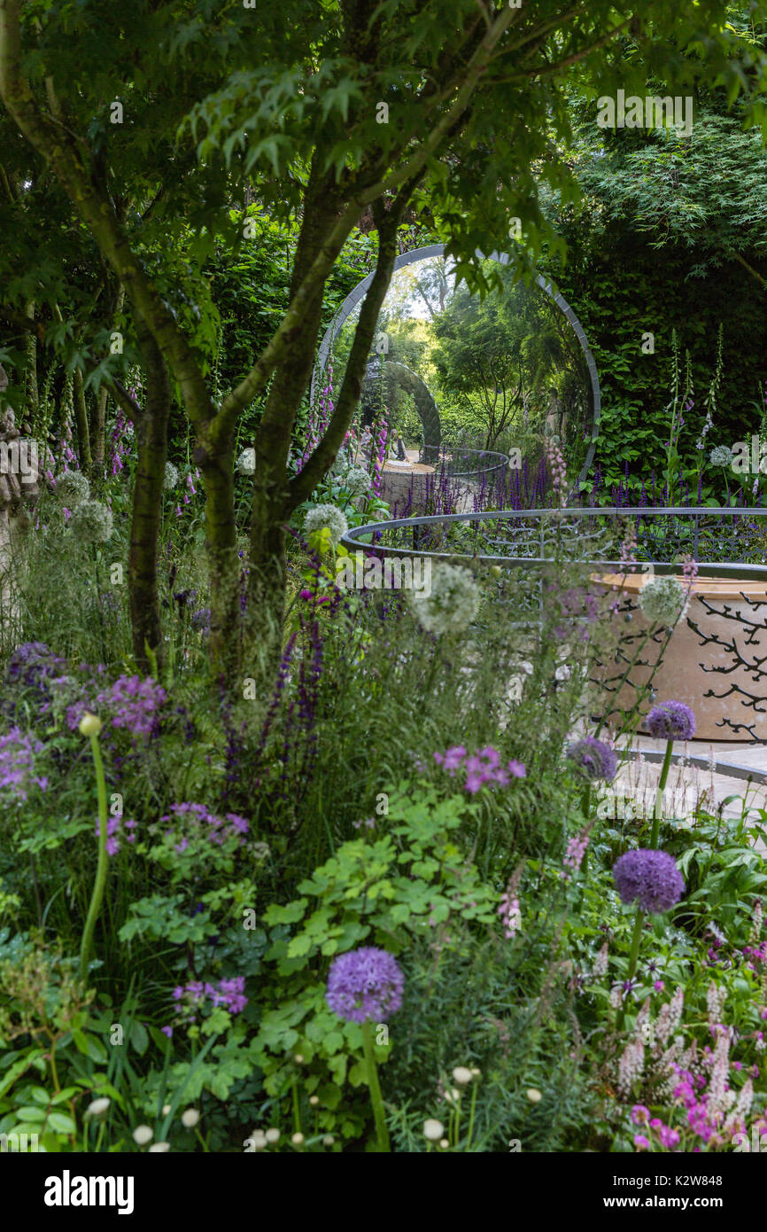 Die cwgc Centenary Garten, Designer David Domoney. Silbermedaille Stockfoto