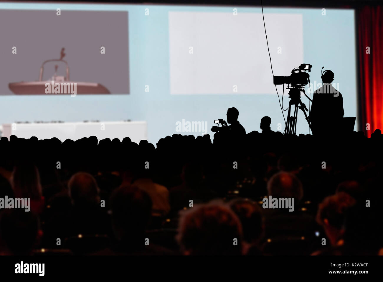 Fernsehen Pressekonferenz Produktion Kameramann und Masse Silhouette. Freistellungspfad Stockfoto