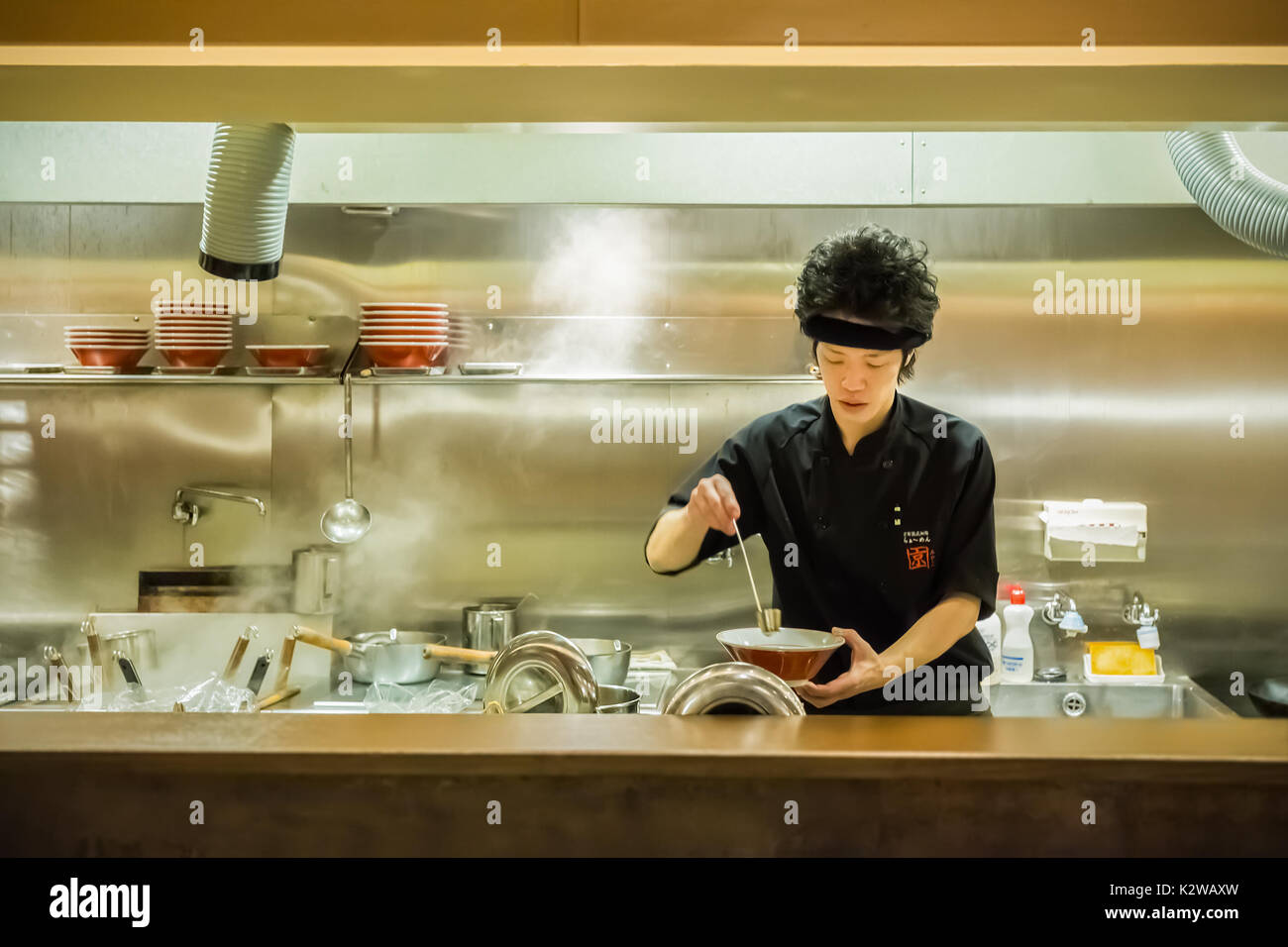 KYOTO, JAPAN - NOVEMBER 20: Ramen Restaurant in Kyoto, Japan am 20. November 2013. Nicht identifizierten japanische Ramen Köche bereiten eine Schüssel Ramen noodle fo Stockfoto