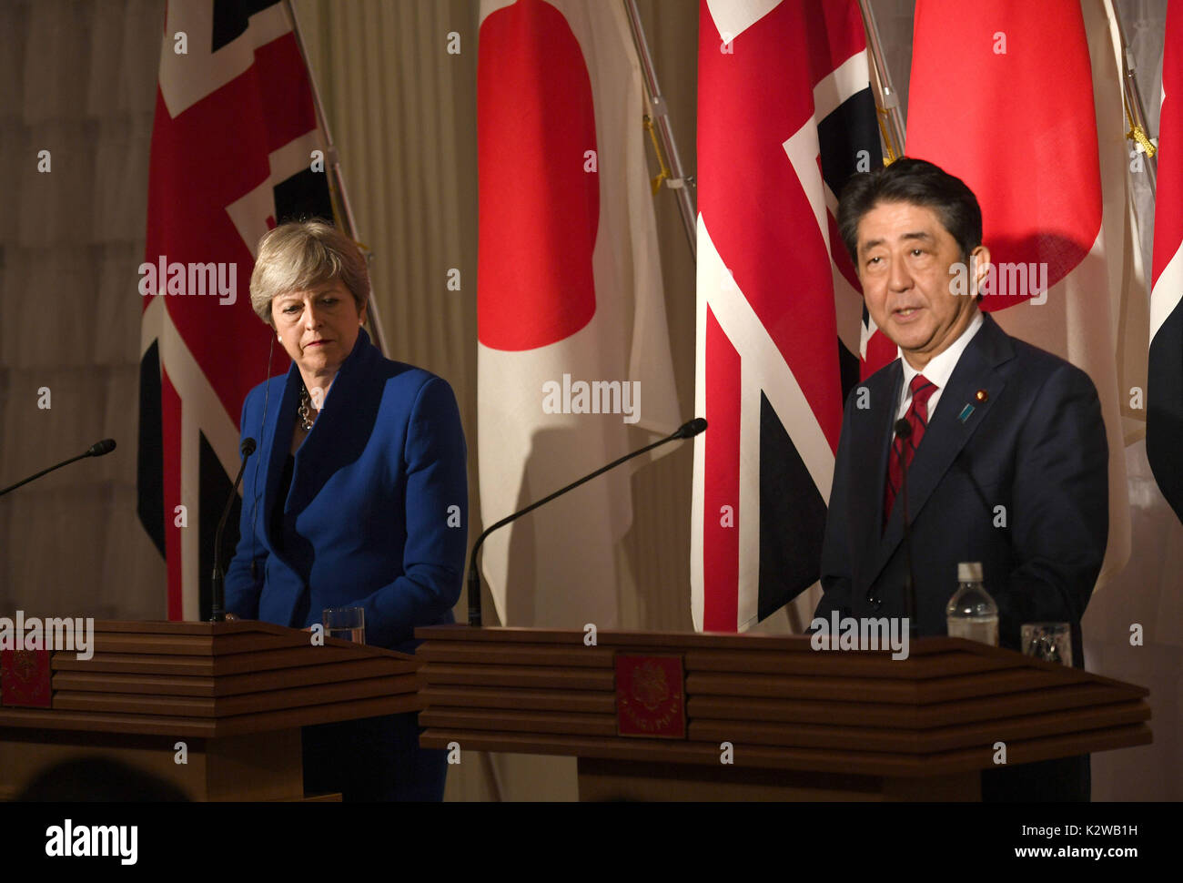 Premierminister Theresa May und ihrem japanischen Pendant Shinzo Abe während einer Pressekonferenz in Akasaka Palast staatliche Pension in Tokio als Teil von Ihrem Besuch in Japan. Stockfoto