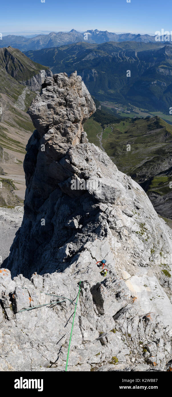 Kletterer auf der Arete du Doigt auf Pointe Percee in die Aravis Stockfoto