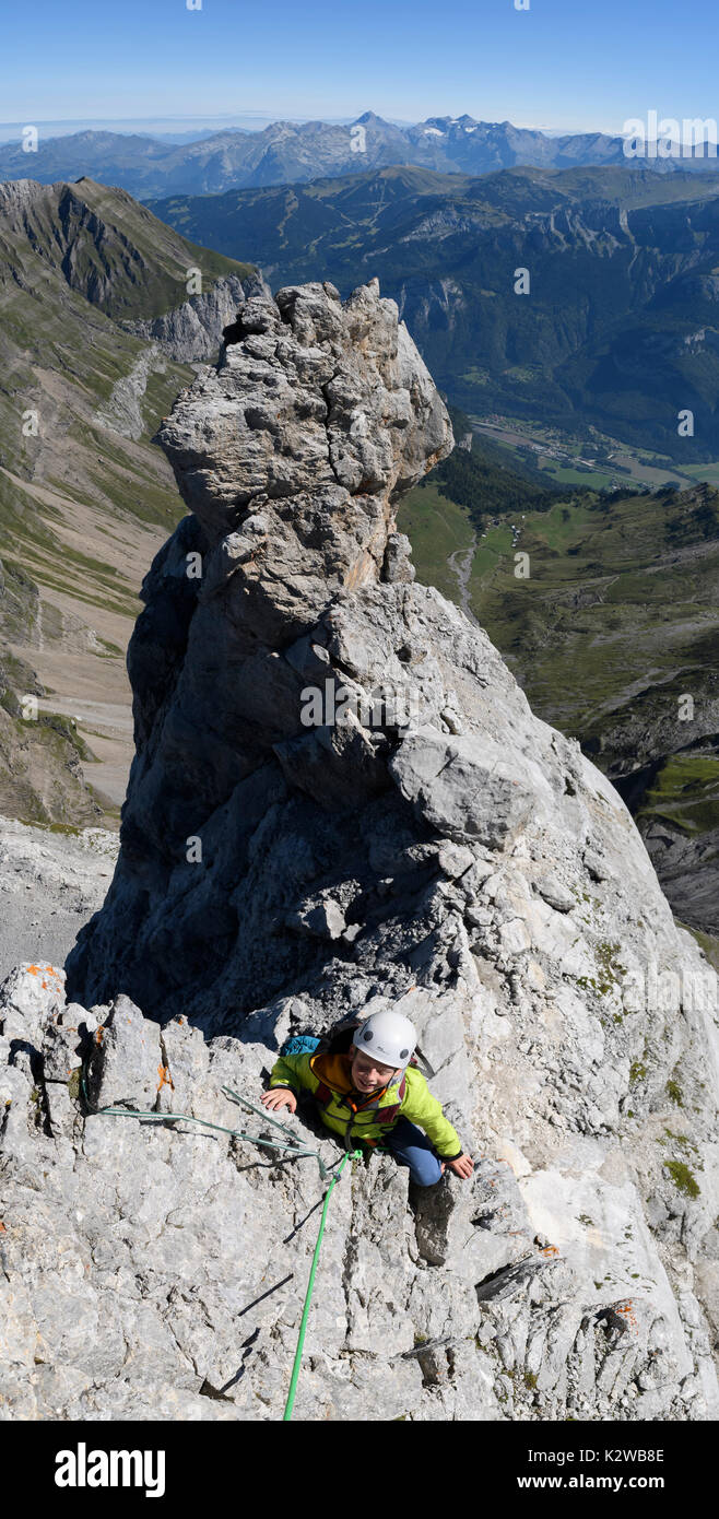 Kletterer auf der Arete du Doigt auf Pointe Percee in die Aravis Stockfoto