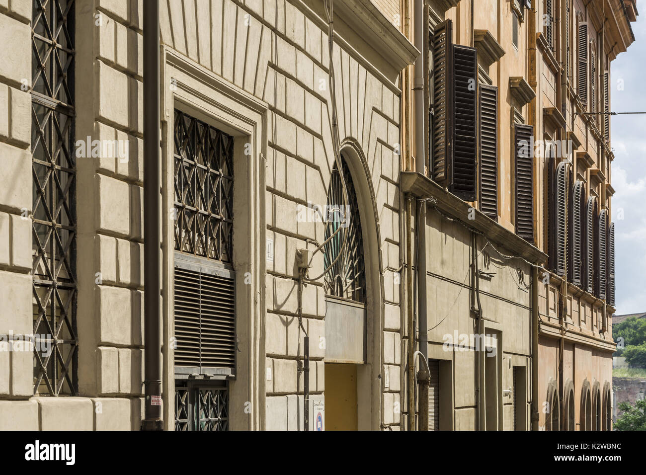 Rom, Italien. Teil der Fassade des alten Gebäudes mit architektonischen Details über den Fenstern. Stockfoto