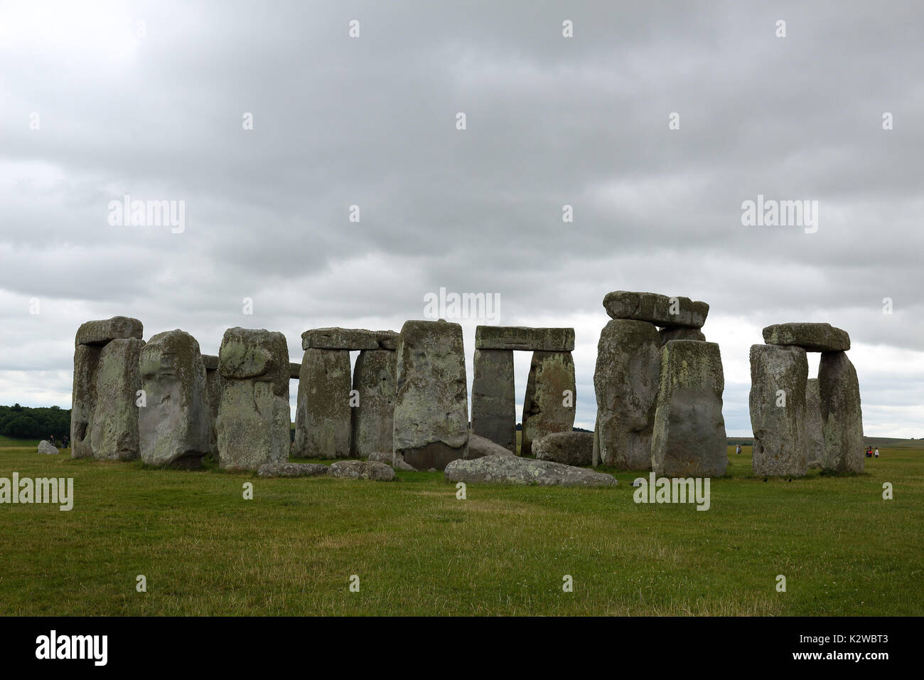 Stonehenge auf der trübe Sommer Tag, mit Menschen und eine Krähe. Amesbury, Großbritannien. Stockfoto