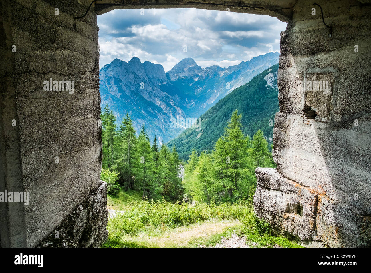 Bunker aus dem ersten Weltkrieg auf der Spitze des höchsten Berges Pass Vrsic in Slowenien Stockfoto