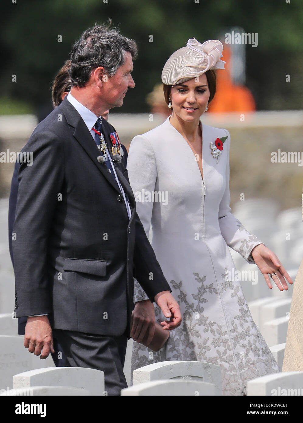 Der Prinz von Wales, durch den Herzog und die Herzogin von Cambridge, der König und die Königin der Belgier begleitete Teilnahme an einer Trauerfeier des Commonwealth Kriegsgräber Provisionen Tyne Cot Friedhof. Mit: Catherine Herzogin von Cambridge, Kate Middleton, Commander Tim Laurence Wo: Zonnebeke, Belgien Wann: 31 Aug 2017 Quelle: John rainford/WENN.com Stockfoto