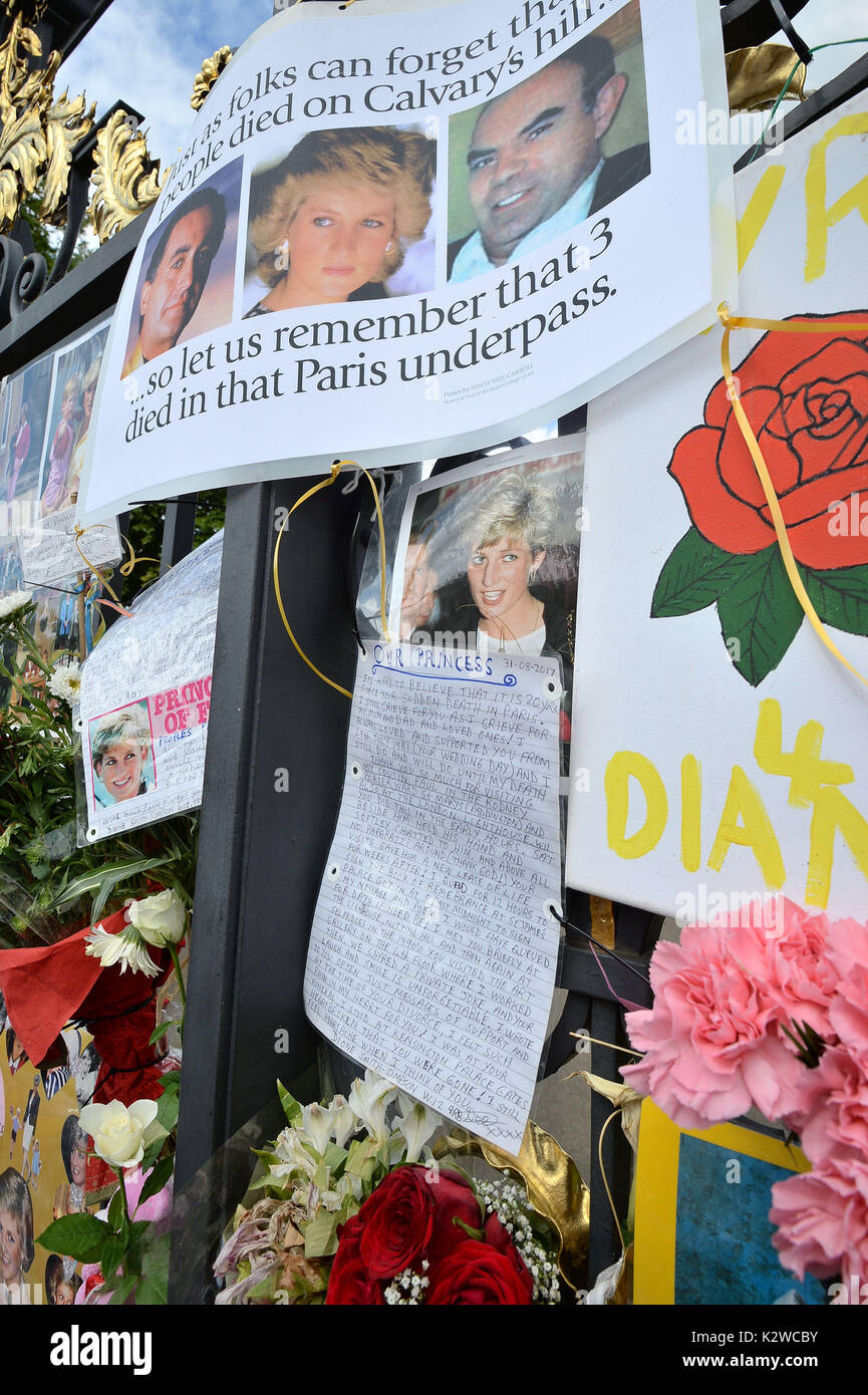 Tribute links der 20. Jahrestag der Tod von Diana, Prinzessin von Wales, außerhalb der Kensington Palace, London. Stockfoto