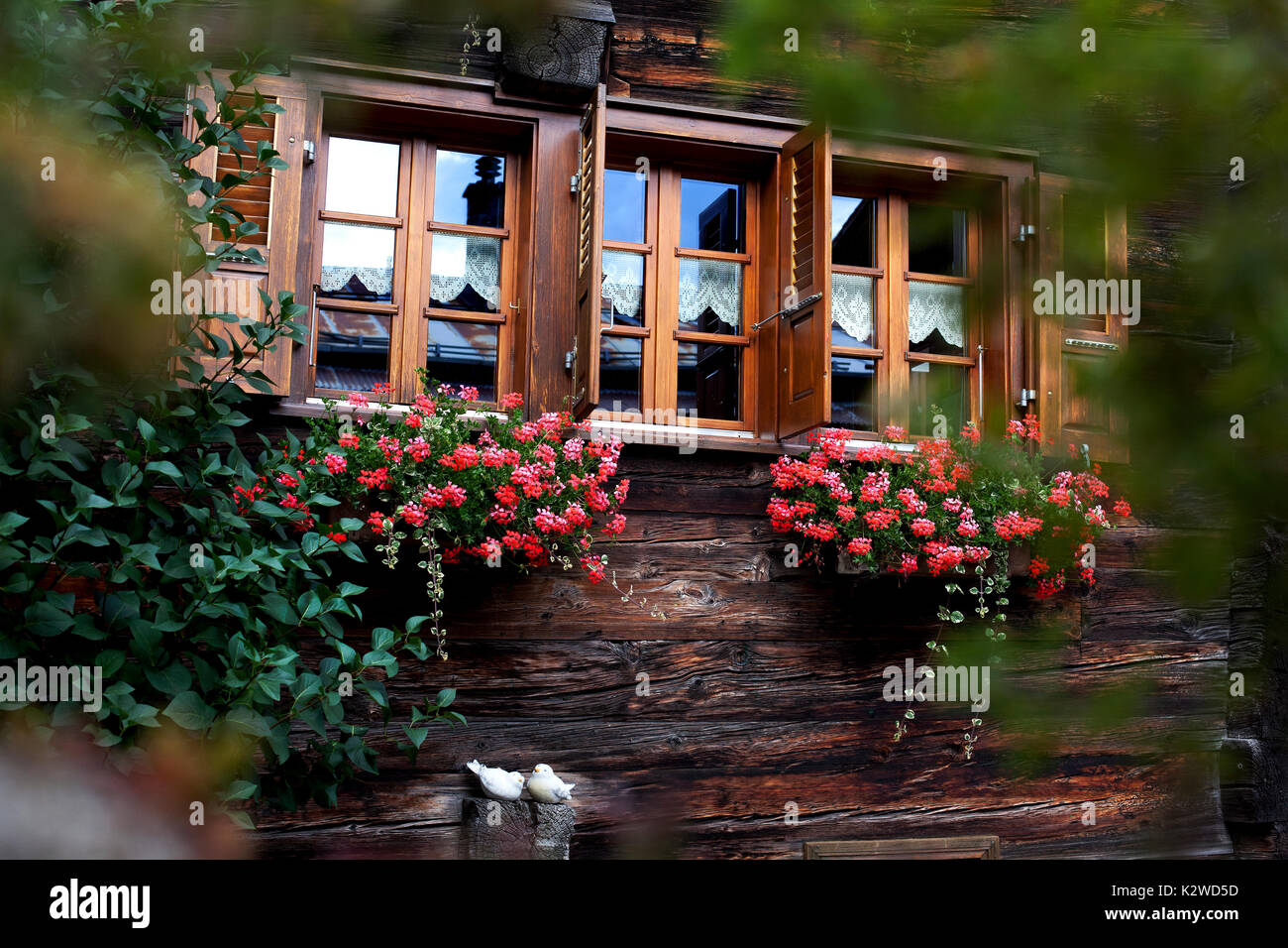 Haus außen mit Hängepflanzen, Ulrichen, Schweiz Stockfotografie - Alamy