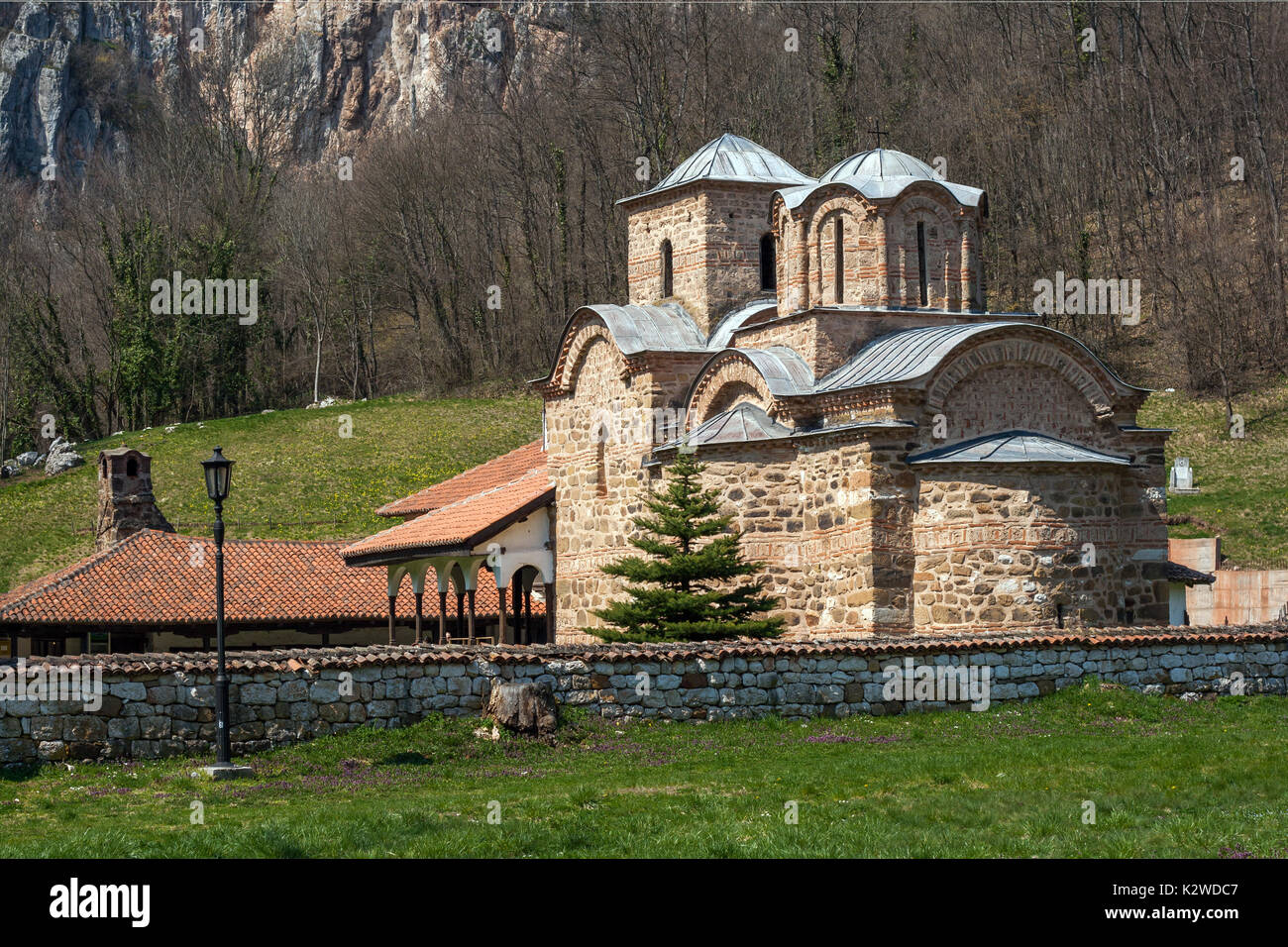 Panorama der mittelalterlichen Poganovo Kloster des Hl. Johannes des Theologen, Serbien Stockfoto